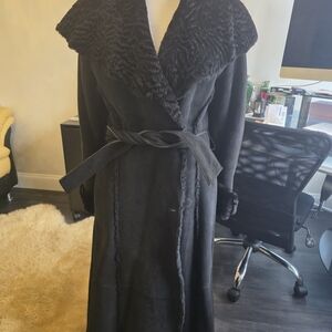 Chic Black Belted Robe with Faux Fur Collar
